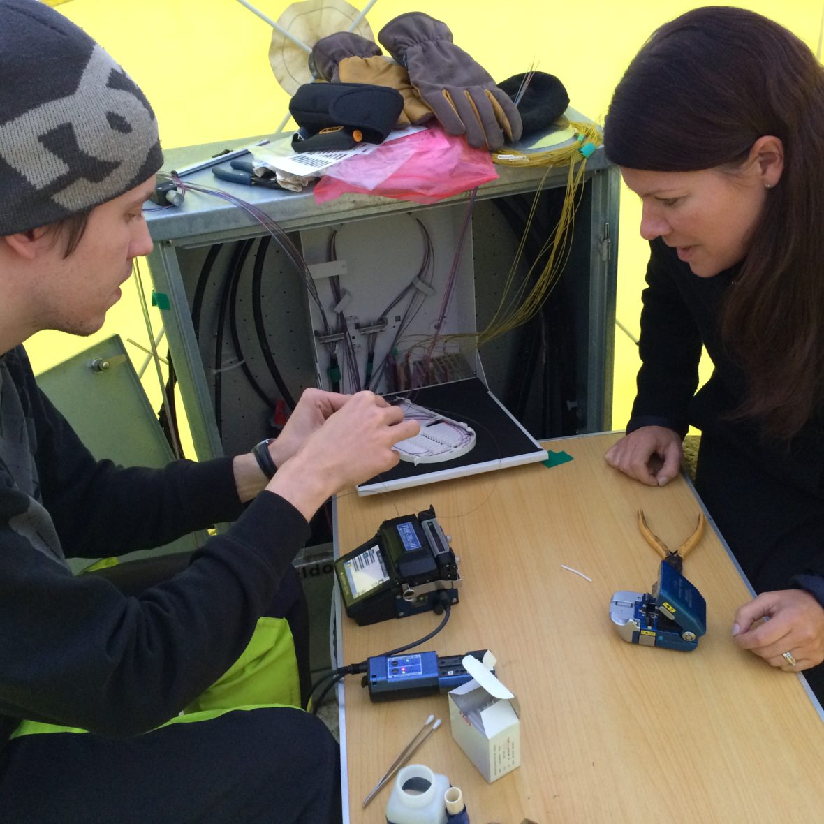 il och Kajsa studerar fibersvetsning.