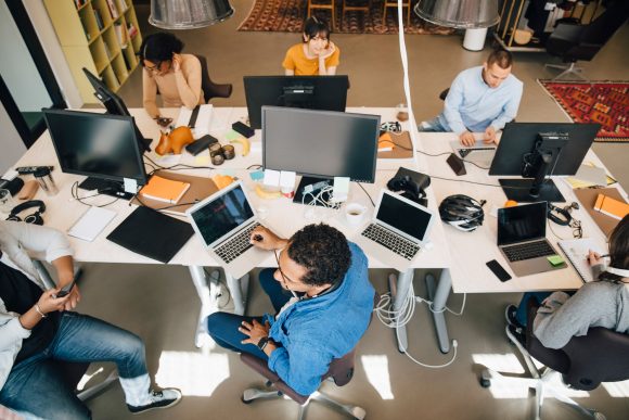 arbetsgrupp vid skrivbod